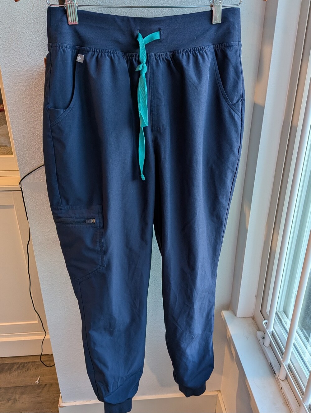 FIGS FIONx Zamora Jogger Scrub Pants in Navy Blue – Women’s Small
